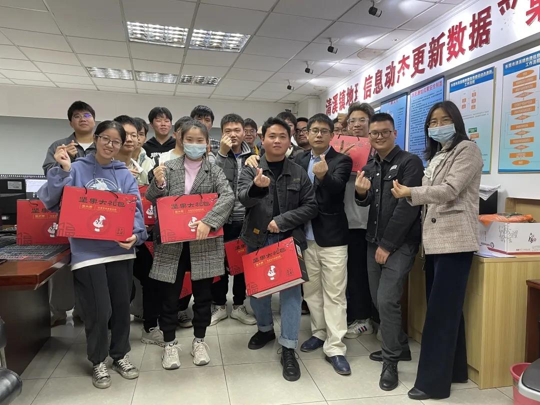 走访慰问，，年货上门，，W66最给力的老牌娱乐集团多项行动确保项目部员工“就地”过好年！！！