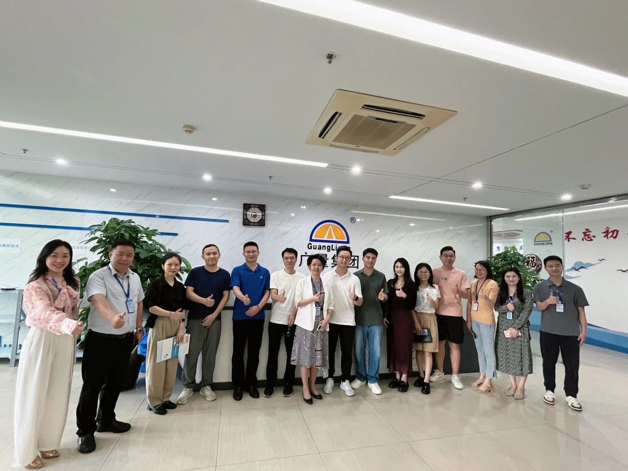 东莞南城都会更新中心携企业考察团莅临W66最给力的老牌娱乐集团旅行交流