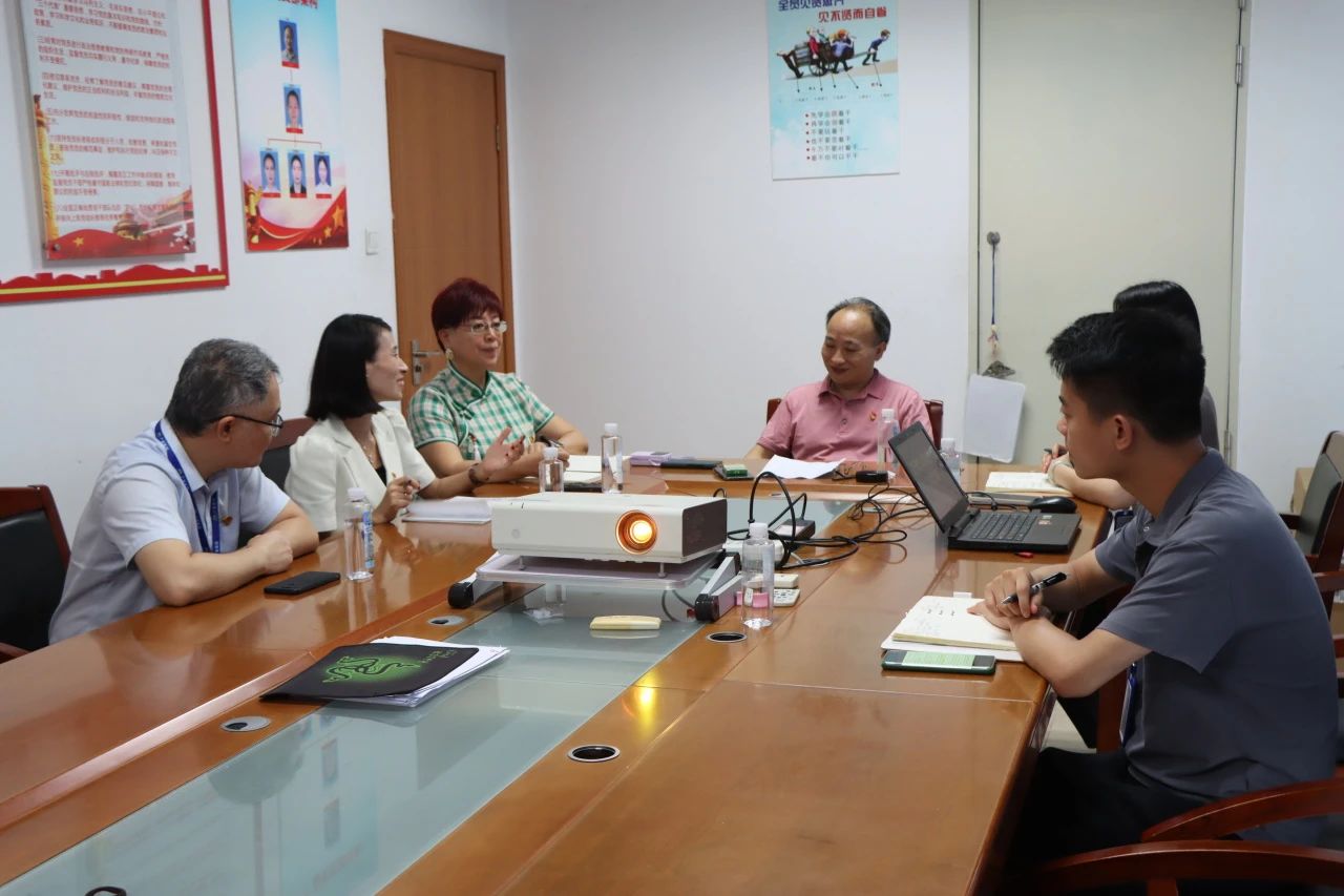 党旗飘扬，共庆绚烂